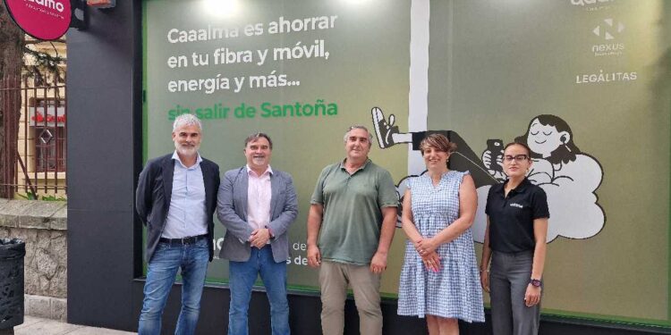 El equipo de Adamo Santoña delante de la nueva tienda