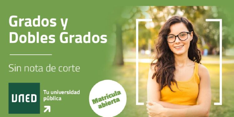 Cartel de la UNED sobre grados y dobles grados sin nota de corte