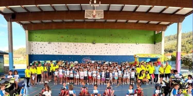 Niños y monitores en una actividad del verano de Argoños