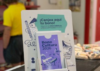 Expositor del Bono Cultura 2026 en un establecimiento de Santander