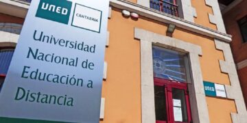 entrada del centro de UNED Cantabria en Santander