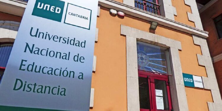 entrada del centro de UNED Cantabria en Santander