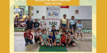 Niños y niñas de la Escuela de Bolo Pasiego de Vega de Pas