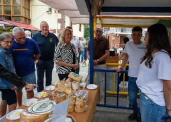 lt imagen: María Jesús Susinos visita la Feria del Queso Artesano de Pesquera