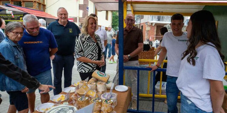 lt imagen: María Jesús Susinos visita la Feria del Queso Artesano de Pesquera