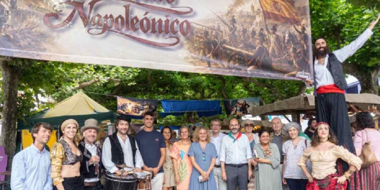 Grupo de participantes en el Mercado Napoleónico de Torrelavega