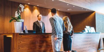 Recepción de uno de los hoteles de la ciudad