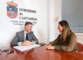 El consejero de Turismo durante una reunión sobre el mirador de Noja
