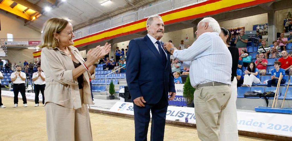 Toño Gómez recibe la Insignia de Oro