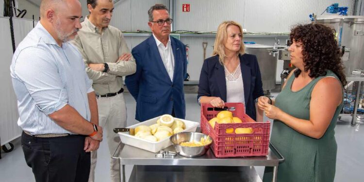 María Jesús Susinos visita La Flor del Limón en Novales