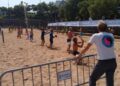 Jugadores practican palas en una playa de Santander