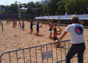 Jugadores practican palas en una playa de Santander