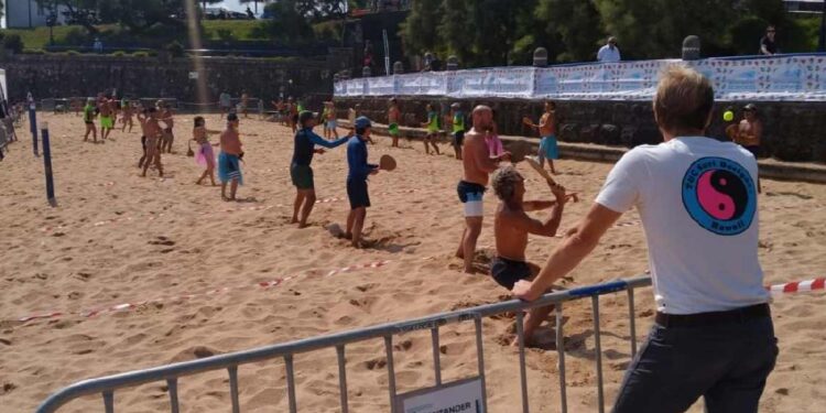 Jugadores practican palas en una playa de Santander