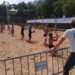 Jugadores practican palas en una playa de Santander