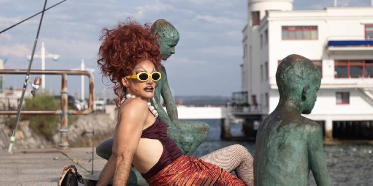 Janai Trejo como Alma Dovar en «Aprés le Pont, mi Amor»