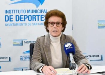 Beatriz Pellón informa sobre el proyecto de cubierta de pádel