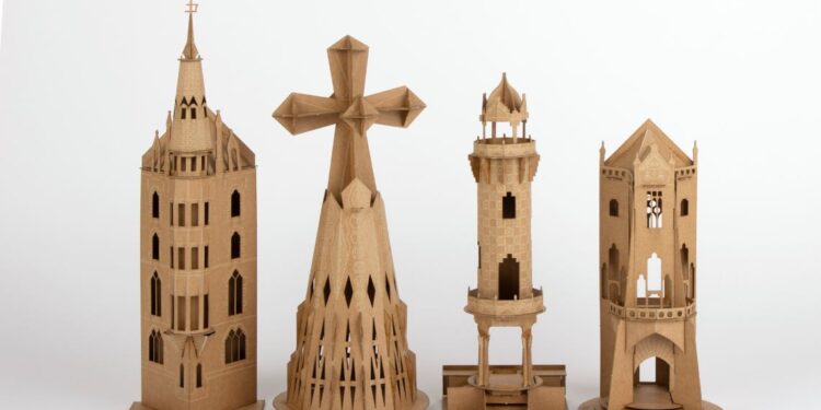 Maquetas de torres de El Capricho de Gaudí