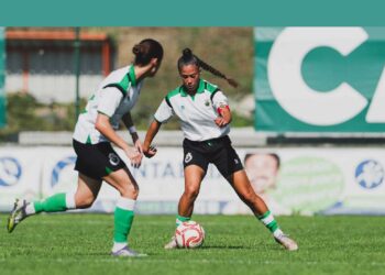 Dos futbolistas del Racing femenino durante la pretemporada