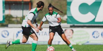 Dos futbolistas del Racing femenino durante la pretemporada