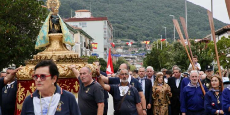 Procesión de la Virgen del Puerto por las calles de Santoña