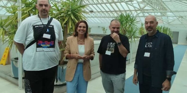 Carteros y trabajadores de Correos con Paula Fernández Viaña
