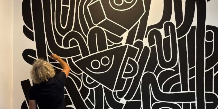 Juan Díaz-Faes pinta un mural en CESINE