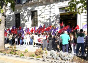 Cuidados en Cantabria: concentración de CCOO en Santander