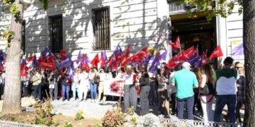 Cuidados en Cantabria: concentración de CCOO en Santander