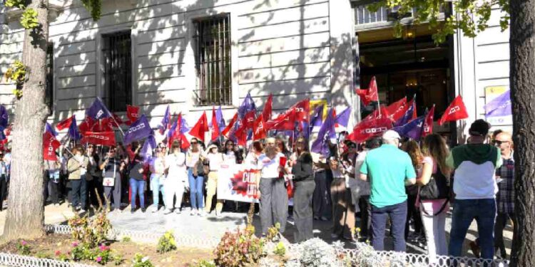 Cuidados en Cantabria: concentración de CCOO en Santander