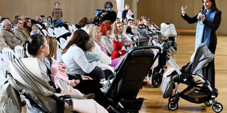 Acto familiar por las ayudas por hijos en Santander