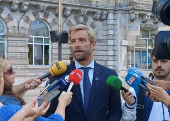 Felipe Piña atiende a los medios