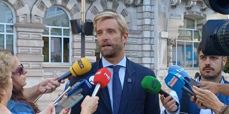 Felipe Piña atiende a los medios