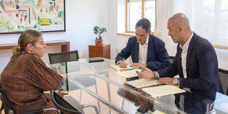 Firma del convenio de dinamización comercial de Torrelavega