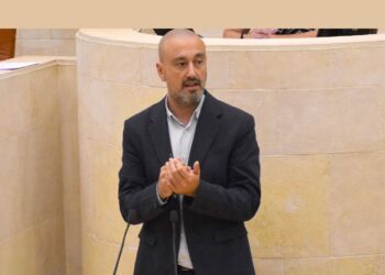 López Estrada cuenta vivienda parlamento