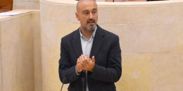 López Estrada cuenta vivienda parlamento