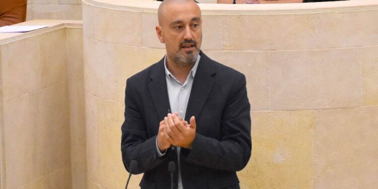 López Estrada cuenta vivienda parlamento