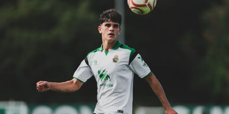 Jugador del Rayo Cantabria durante una acción de juego