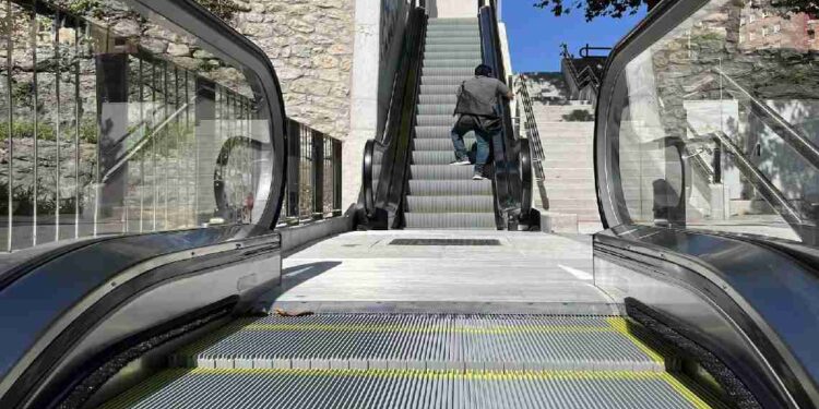 Escaleras mecánicas calle Alceda